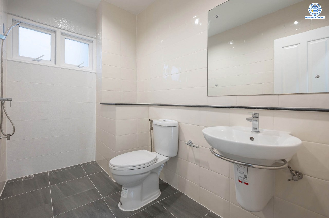 บ้านมือสองตกแต่งใหม่ โครงการ เพอร์เฟคเพลส ราชพฤกษ์ หลังมุม! รองรับทุกการใช้งาน บนเนื้อที่กว้างถึง 61.8 ตร.ว. พื้นที่ใช้สอย 198 ตร.ม. พร้อมฟังก์ชัน 3 ห้องนอน 3 ห้องน้ำ จอดรถได้ 2 คัน บ้านคุณภาพดี บนทำเลติดถนนราชพฤกษ์ เชื่อมต่อถนนรัตนาธิเบศร์ ใกล้รถไฟฟ้าสายสีม่วง “สถานีบางรักน้อยท่าอิฐ” จุดขึ้นทางด่วน "กาญจนาภิเษก" และเซ็นทรัลรัตนาธิเบศร์